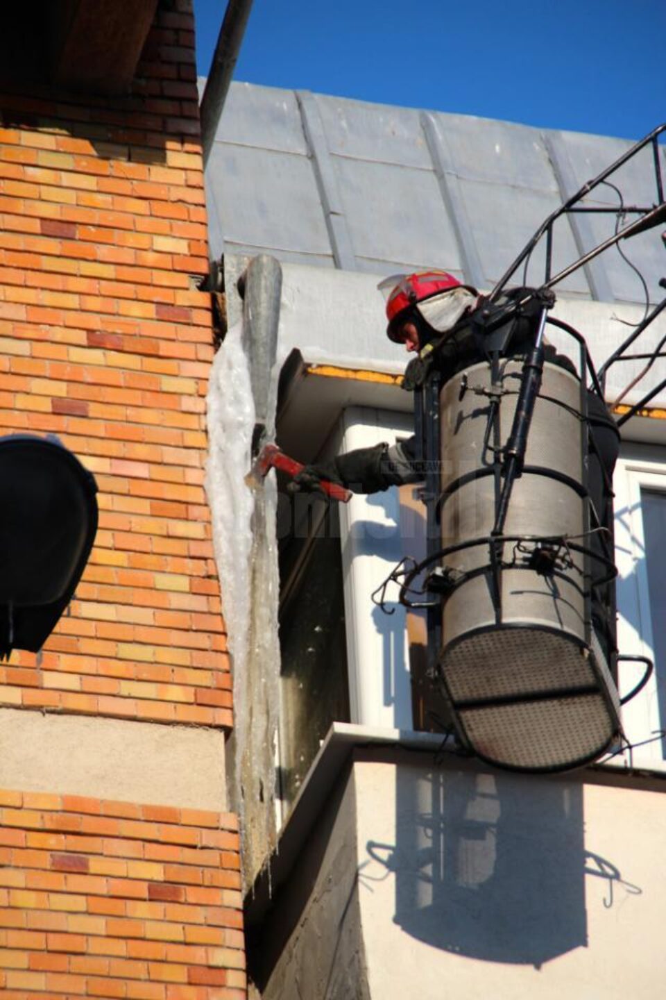 Țurțurii foarte mari îi puneau pe trecători în pericol