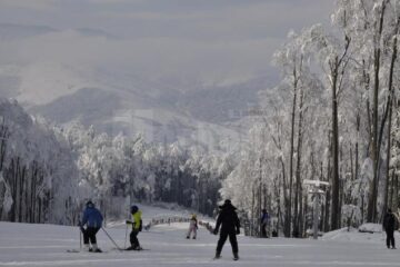Pârtiile din Gura Humorului au atras un număr mare de iubitori ai sporturilor de iarnă
