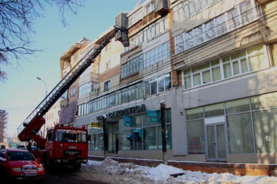 Țurțurii foarte mari îi puneau pe trecători în pericol