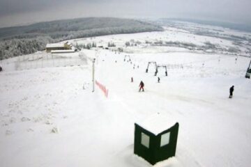 Pârtia are 600 de metri și este dotată cu tunuri de zăpadă, diferența de nivel fiind de 88 de metri, iar înclinarea de 16 grade