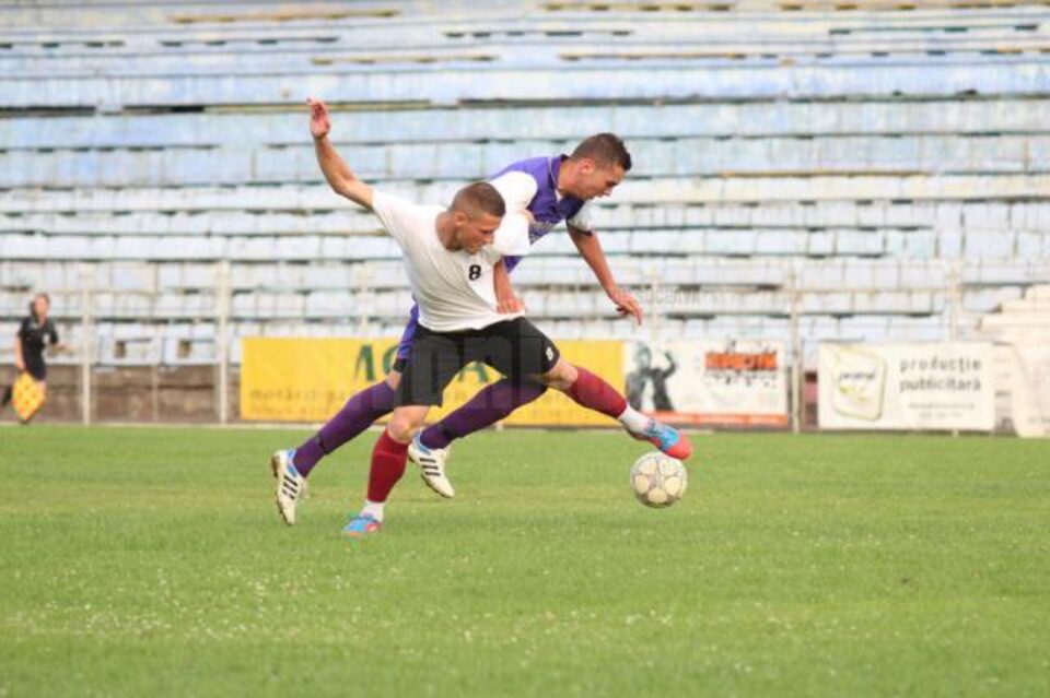Atacantul Radu Luțac (tricou alb) va evolua în retur la Sporting