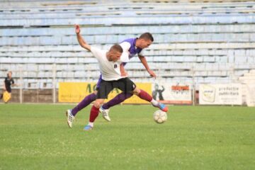 Atacantul Radu Luțac (tricou alb) va evolua în retur la Sporting