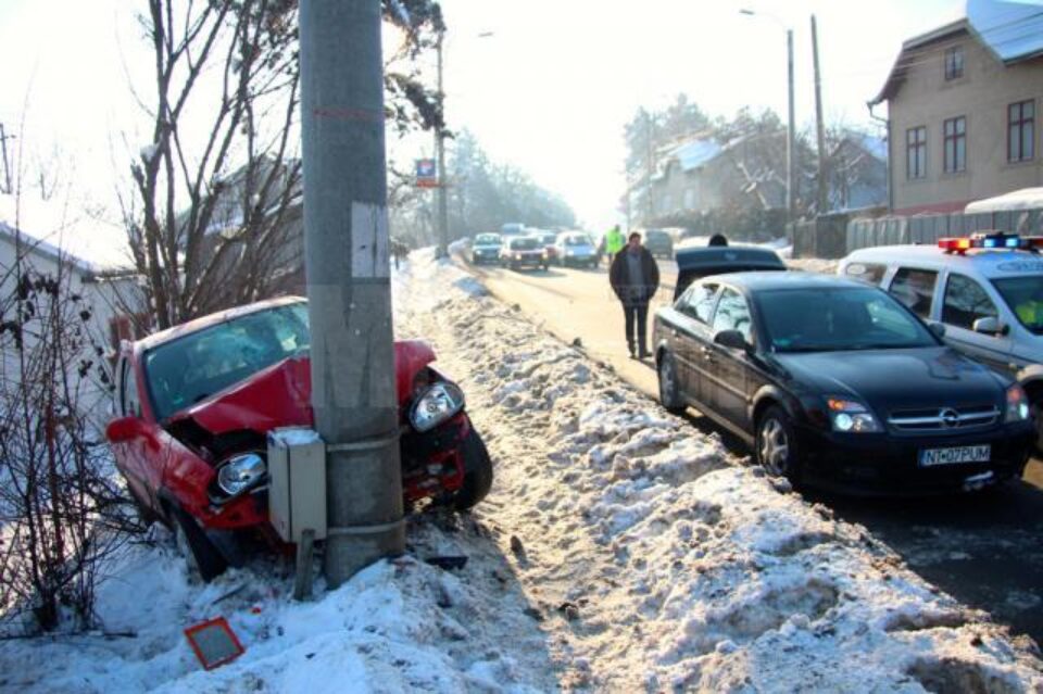 Mașina a derapat, a intrat pe trotuar și s-a izbit în stâlp