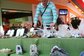 Lampă de sare din Himalaya, printre numeroase geode de ametist, la ExpoMineralia