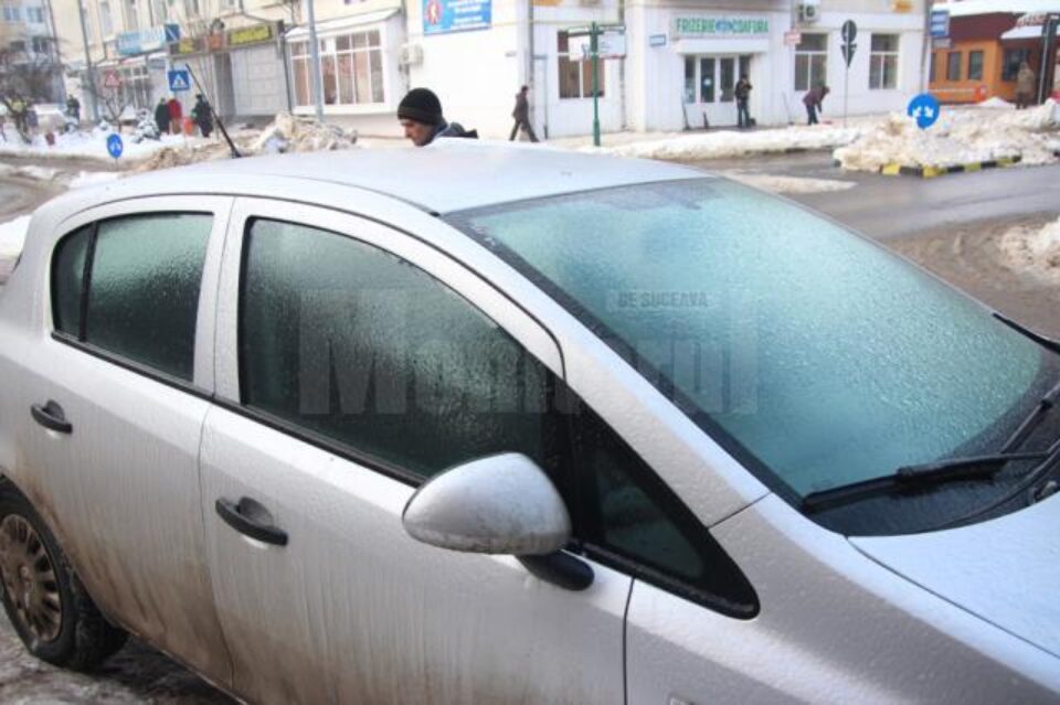 Ploaia căzută la minus 3 grade Celsius s-a transformat în gheață, care a acoperit inclusiv mașinile lăsate afară