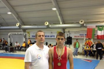 Antrenorul Daniel Ciubotaru alături de sportivul Daniel Blănari, la una din competițiile naționale din 2013