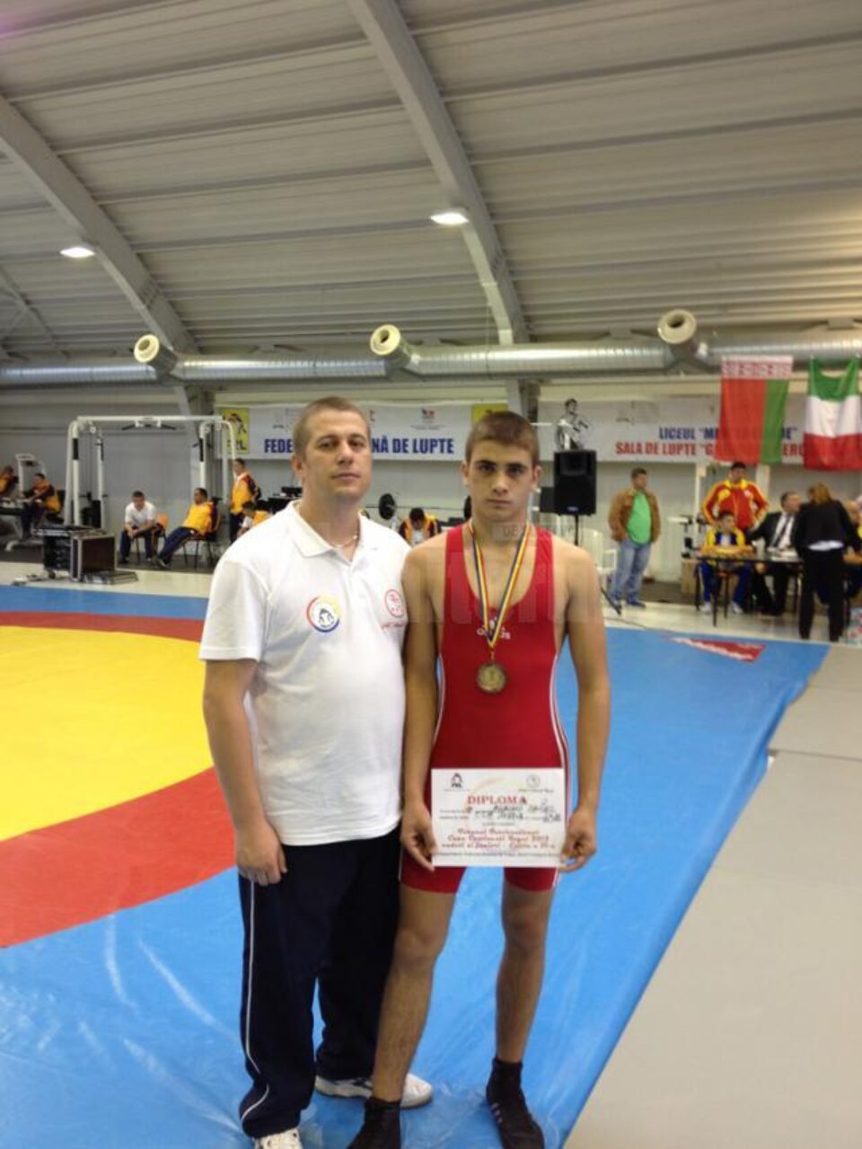 Antrenorul Daniel Ciubotaru alături de sportivul Daniel Blănari, la una din competițiile naționale din 2013 Antrenorul Daniel Ciubotaru alături de sportivul Daniel Blănari, la una din competițiile naționale din 2013