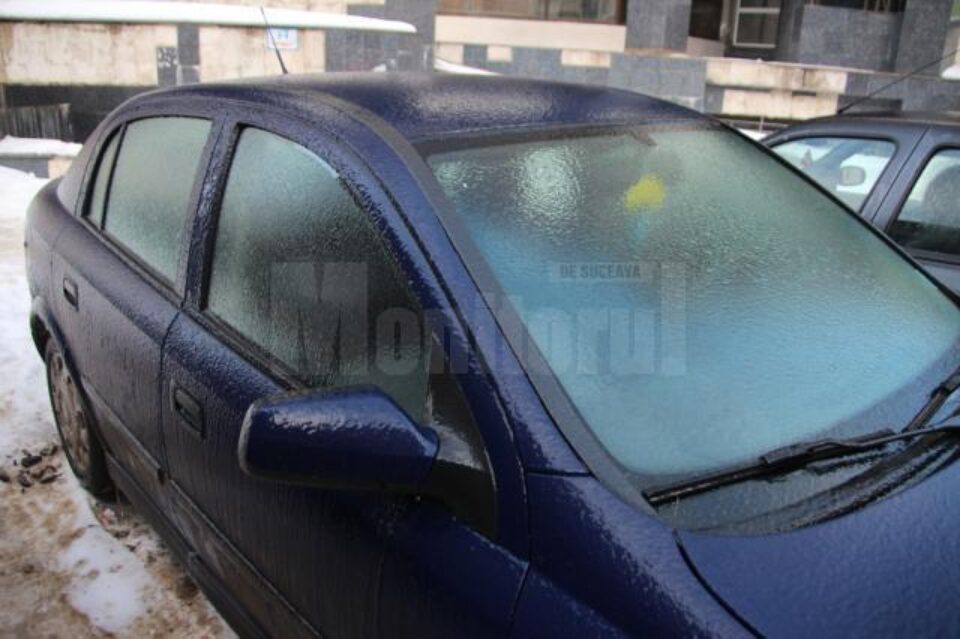 Ploaia căzută la minus 3 grade Celsius s-a transformat în gheață, care a acoperit inclusiv mașinile lăsate afară