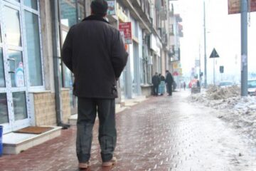 Trotuarele Sucevei au fost acoperite de polei