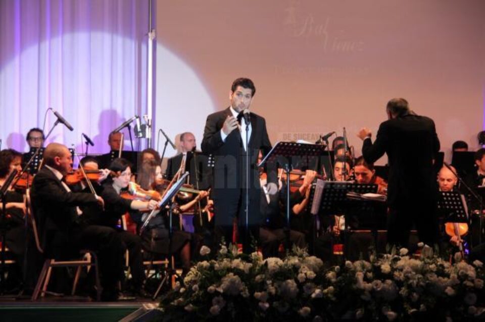 Balul Vienez 2014 i-a avut drept invitați pe Orchestra Simfonică din București și contratenorul Cezar Ouatu Balul Vienez 2014 i-a avut drept invitați pe Orchestra Simfonică din București și contratenorul Cezar Ouatu