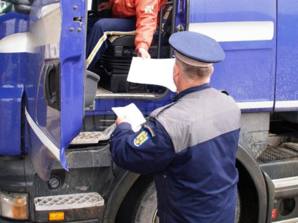 Amenzi de aproape 100.000 lei aplicate de polițiști transportatorilor