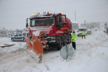Toate utilajele și mașinile care intervin pentru deszăpezire și combaterea poleiului pe drumurile județene din Suceava sunt urmărite în permanență printr-un sistem GPS