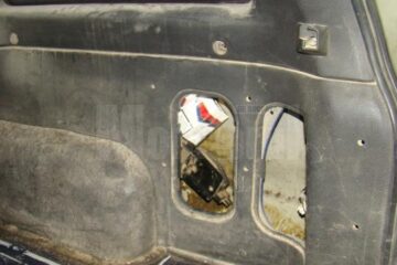 Țigări de contrabandă ascunse în portiere