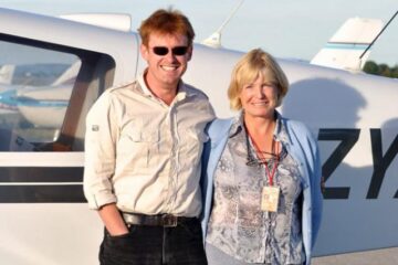 Andrei Postelnicu a obținut licența de pilot în 2010, în Franța, cu instructori specializați inclusiv în zboruri nocturne
