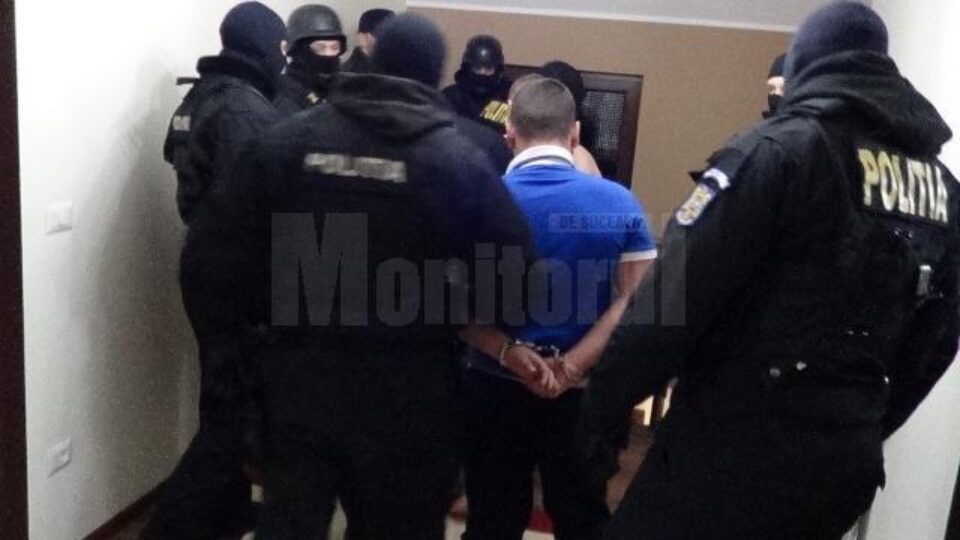 Doi frați din Sucevița implicați într-un scandal, ridicați de acasă de „mascați”
