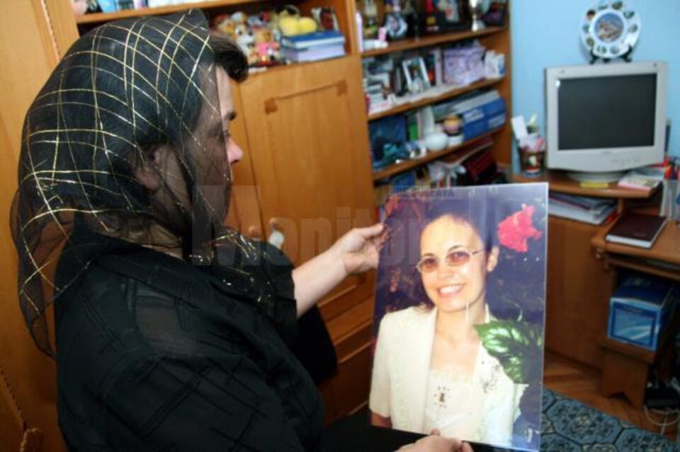 Mama Alinei Carocăescu își mai vede fiica doar în fotografii