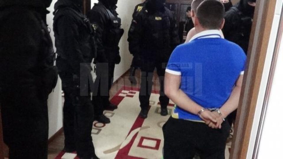 Suspecții, cu casa plină de mascați
