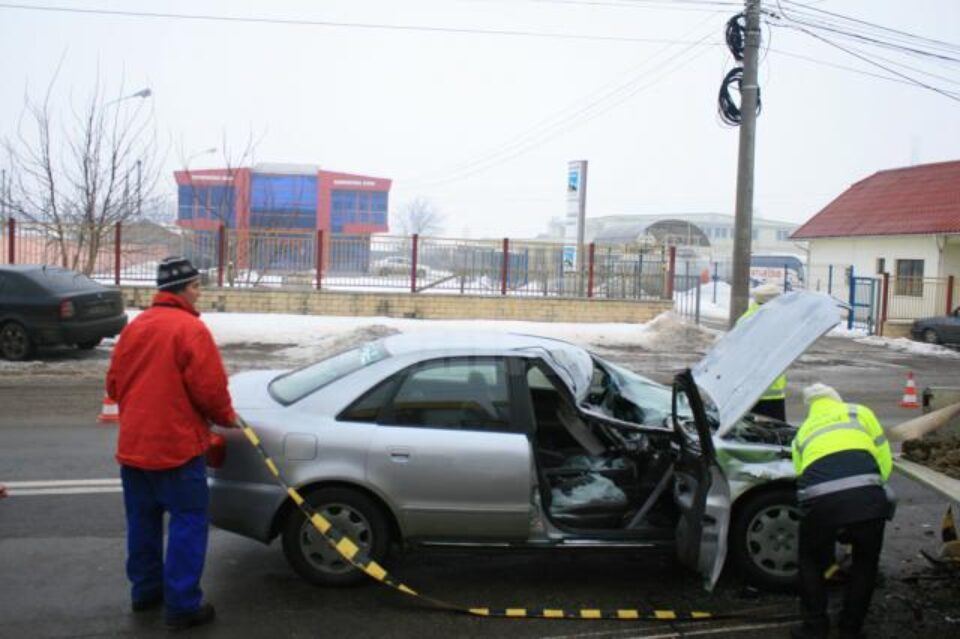 Trei elevi care mergeau la școală au ajuns la spital după un accident rutier