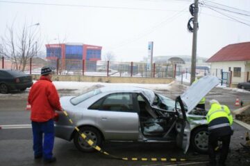 Trei elevi care mergeau la școală au ajuns la spital după un accident rutier