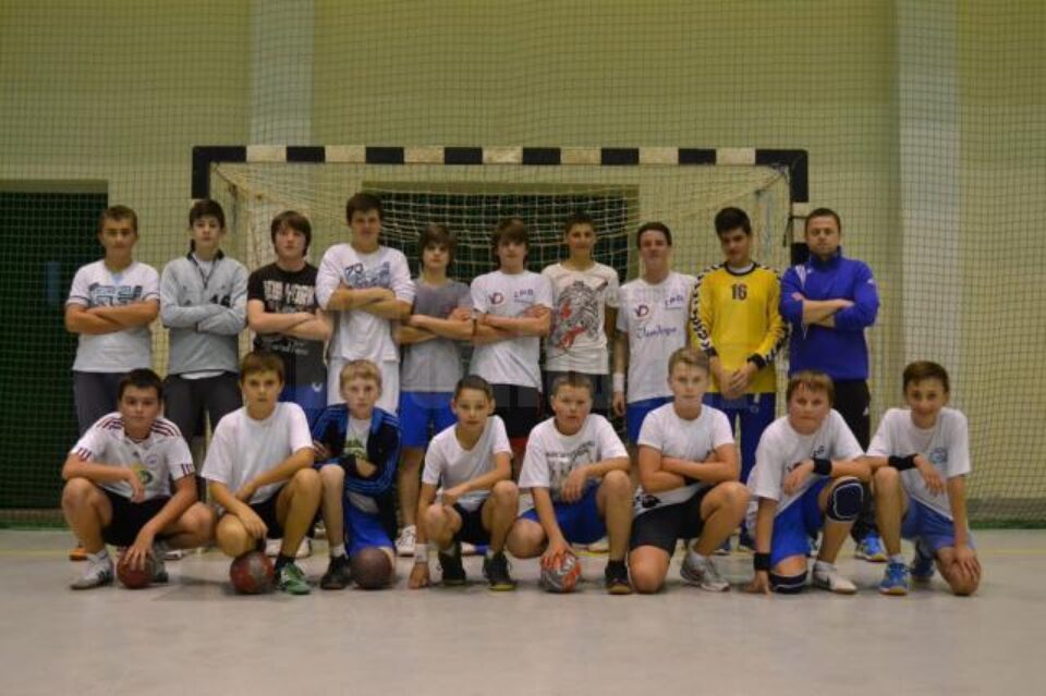 Micii handbaliști antrenați de Răzvan Bernicu păstrează șanse reale pentru a prinde turneul semifinal