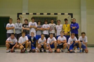 Micii handbaliști antrenați de Răzvan Bernicu păstrează șanse reale pentru a prinde turneul semifinal