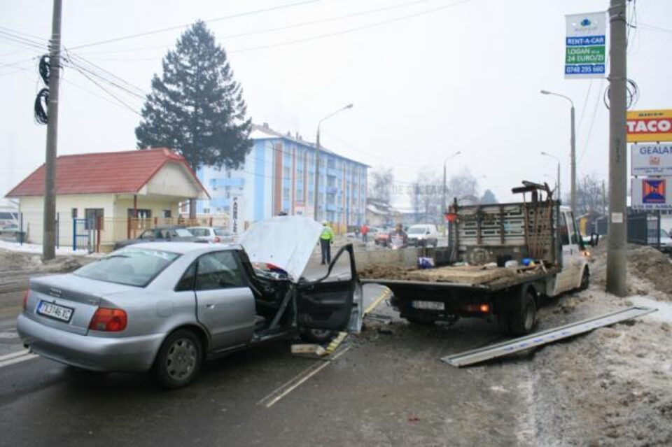 Trei elevi, răniți într-un accident după ce mașina a alunecat ca o sanie pe carosabil