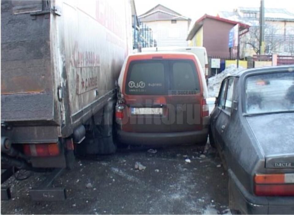 Carambol cu patru mașini și un pieton rănit, la ieșirea din Suceava spre Moara