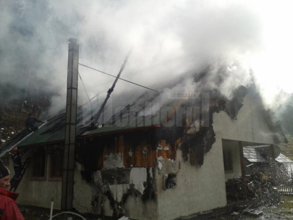 Casă de vacanță cuprinsă de un puternic incendiu, la Chiril - Crucea