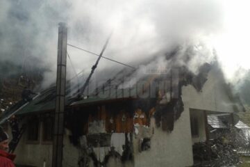 Casă de vacanță cuprinsă de un puternic incendiu, la Chiril - Crucea