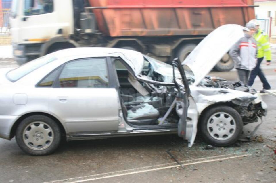 Trei elevi, răniți într-un accident după ce mașina a alunecat ca o sanie pe carosabil