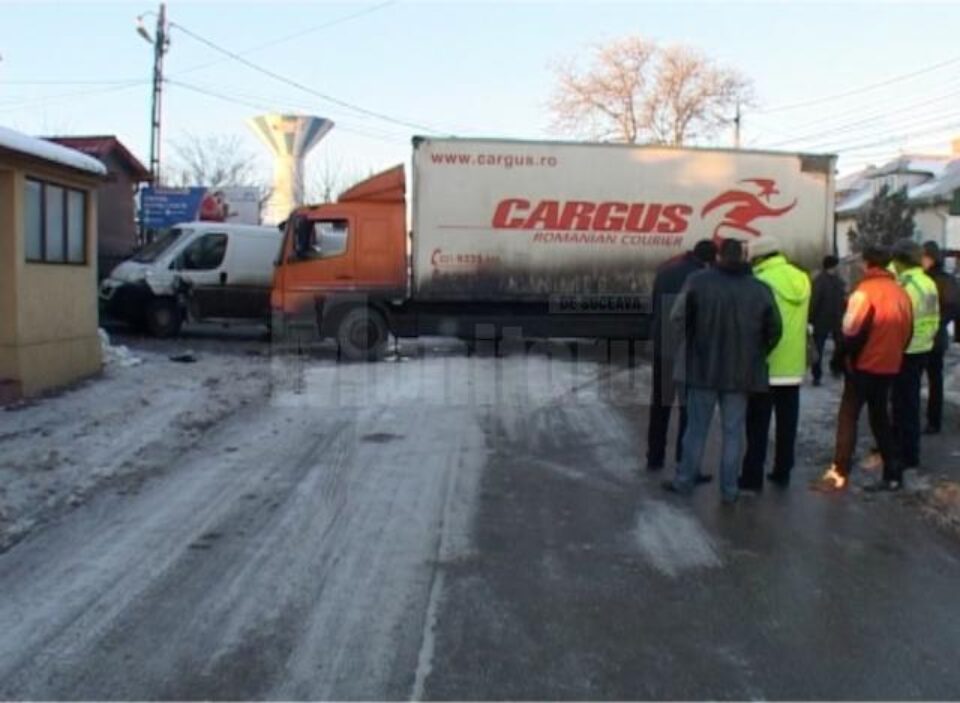 Carambol cu patru mașini și un pieton rănit, la ieșirea din Suceava spre Moara
