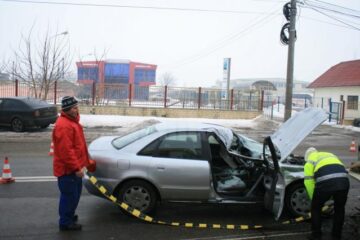 Trei elevi, răniți într-un accident după ce mașina a alunecat ca o sanie pe carosabil