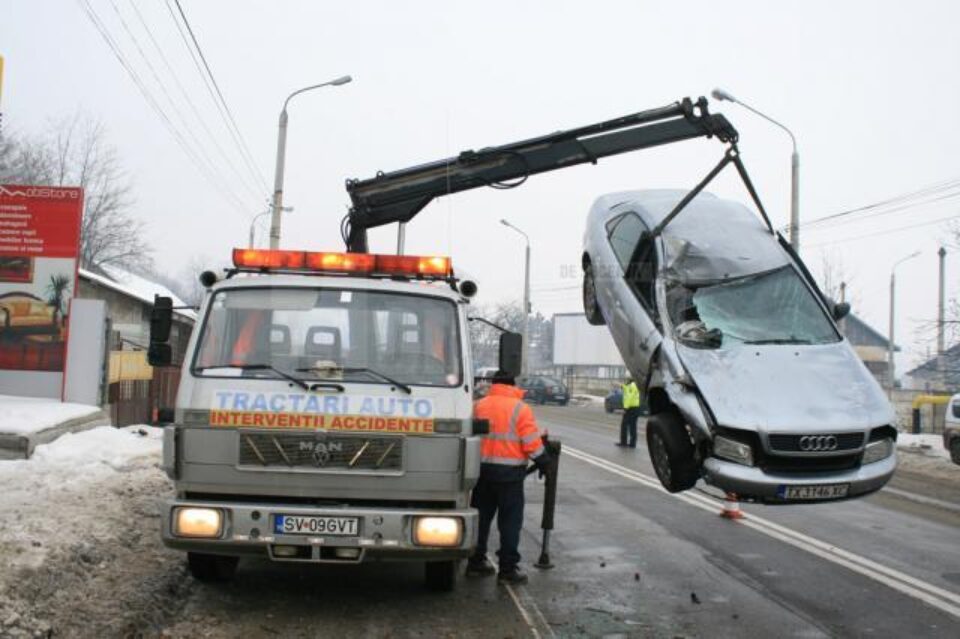Trei elevi, răniți într-un accident după ce mașina a alunecat ca o sanie pe carosabil