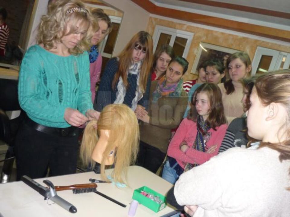 Tinerele și-au însușit criterii de bază pentru modelarea părului în coafură, tehnici de vopsire, dar și metode de lucru necesare fiecărei coafuri