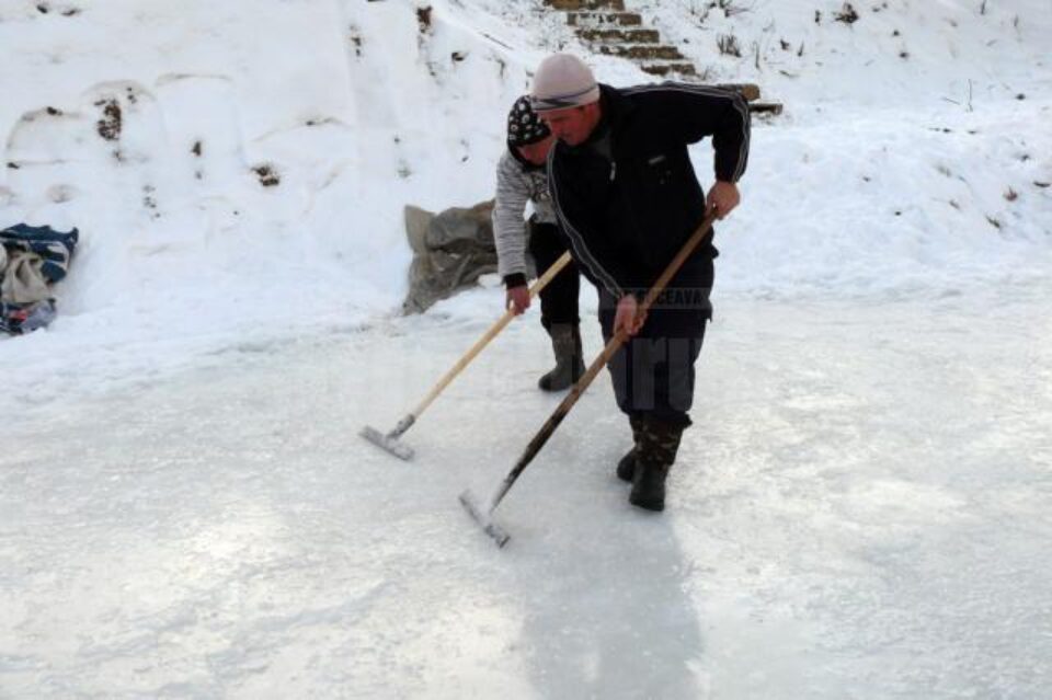 Gheața pistei de la Vatra Dornei scade de la o oră la alta