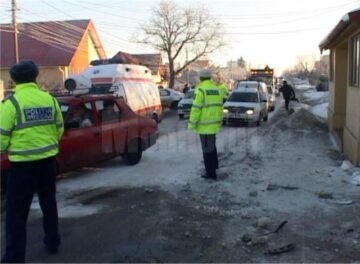 Accident în lanț, cu patru mașini, un pieton rănit și trafic blocat, din cauza poleiului