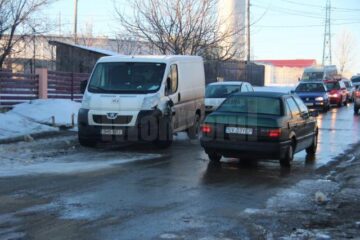 Accident în lanț, cu patru mașini, un pieton rănit și trafic blocat, din cauza poleiului