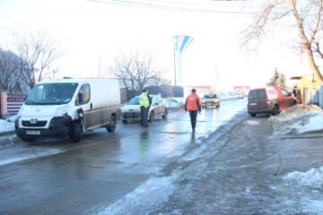 Accident în lanț, cu patru mașini, un pieton rănit și trafic blocat, din cauza poleiului