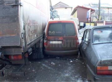 Accident în lanț, cu patru mașini, un pieton rănit și trafic blocat, din cauza poleiului