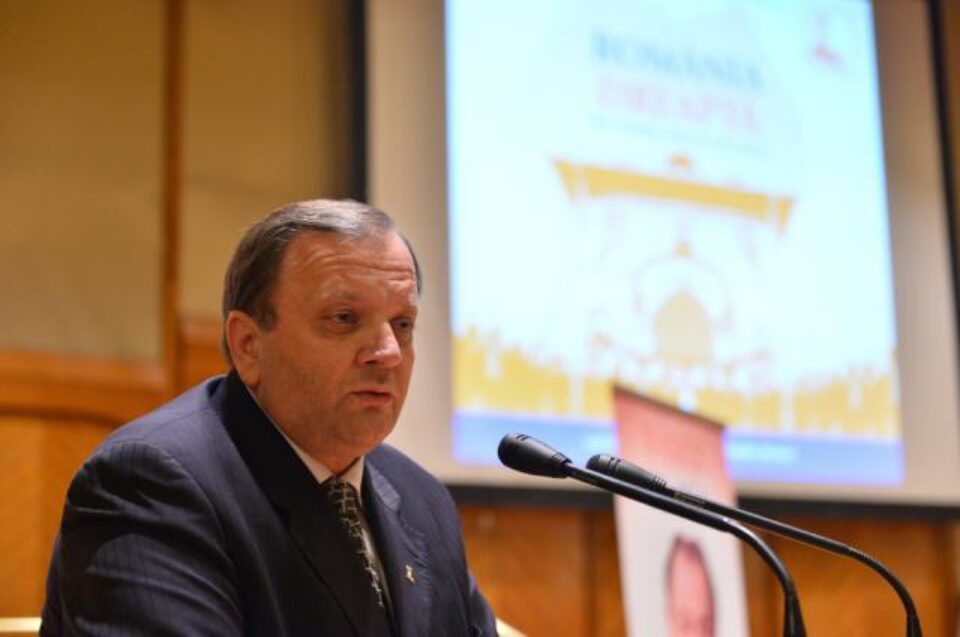 Flutur: Creșterea economică, admițând că nu e doar pe hârtie, nu se regăsește în buzunarele românilor. Foto: MediaFax