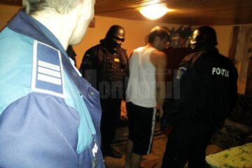 Polițiștii au descins luni dimineață la domiciliile suspecților