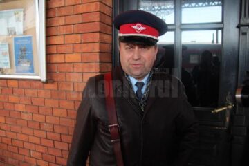 Șeful de tren Cornel Grigoriciuc a observat că o adolescentă a fost urcată în tren de un călugăr, același care îi cumpărase și biletul de călătorie
