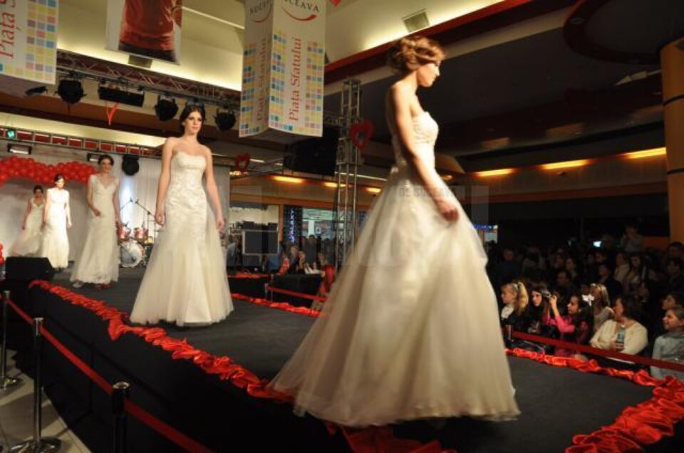 Domnișoarele s-au putut bucura de o prezentare de modă cu rochii de mireasă în ultimele tendințe oferită de Boutique Mariage