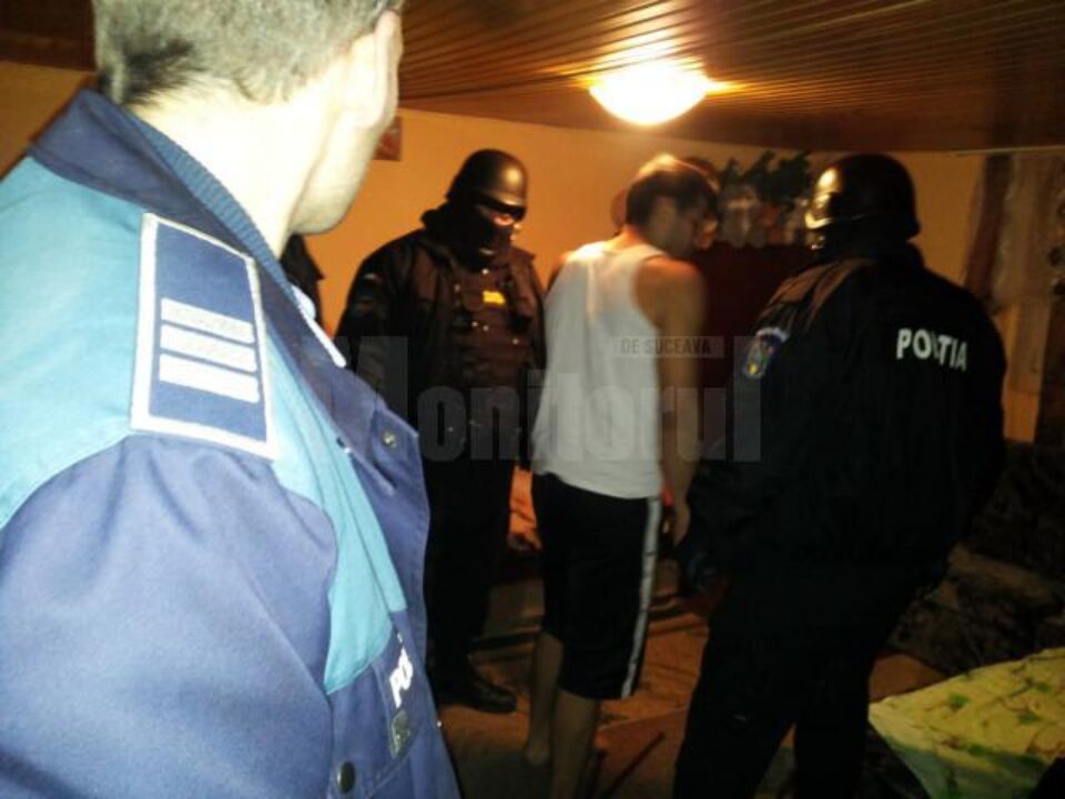 Polițiștii au descins luni dimineața la domiciliile suspecților