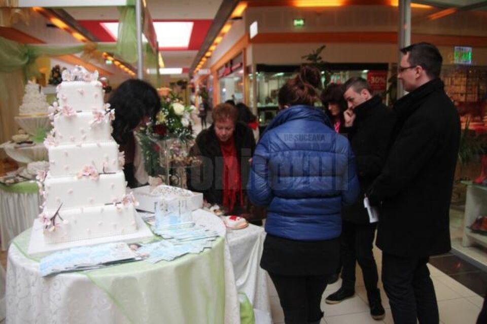 Torturi de nuntă și delicioase prăjituri, necesare pentru un eveniment reușit