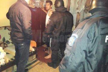 Polițiștii au descins luni dimineața la domiciliile suspecților