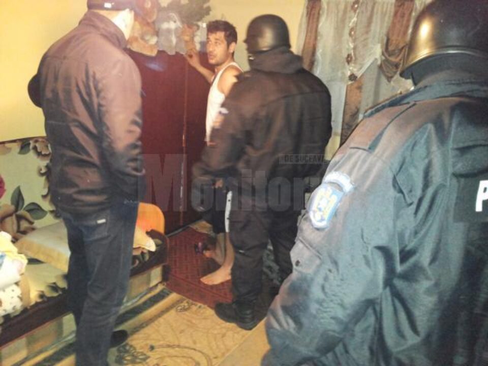 Polițiștii au descins luni dimineața la domiciliile suspecților