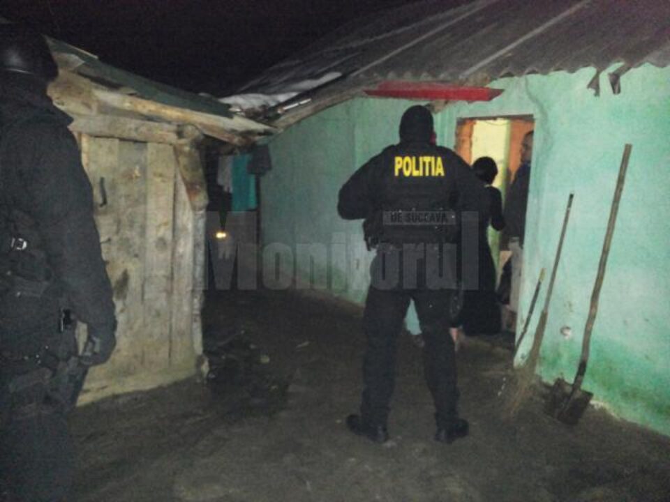 Polițiștii au descins luni dimineața la domiciliile suspecților