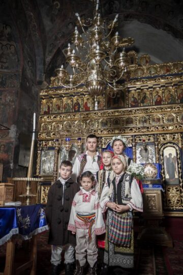 Nuntă simplă, dar plină de semnificații, de emoții, de frumos, de pitoresc, de firesc, de trăire românească. Foto: Codrin ANTON