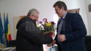Ion Lungu i-a adus lui Cătălin Nechifor un cadou și un buchet de flori